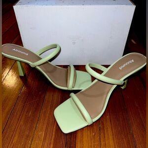 SAGE GREEN SZ 8 ABOUND SANDALS